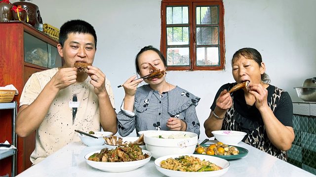 老公和婆婆下地干活，儿媳在家做了啥？农村媳妇真能干