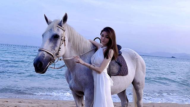 身骑白马手持丘比特之箭➹
麻麻说：喜欢谁就给他一➹