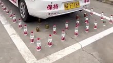 驾校摆水阵检验学员倒车入库，约定刮倒几瓶喝几瓶，网友：感觉在发福利