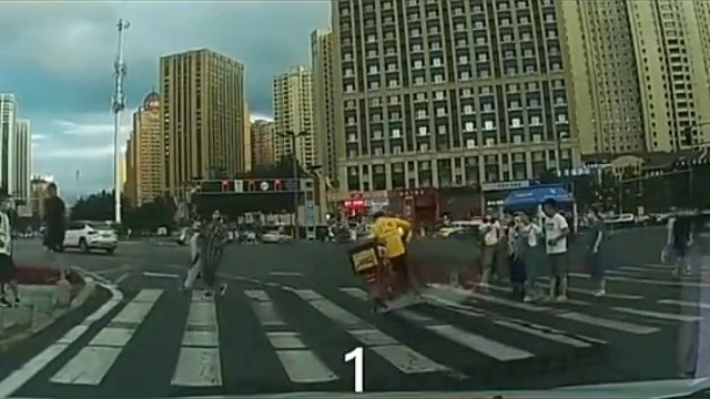 这大耳光扇的，外卖哥防不胜防