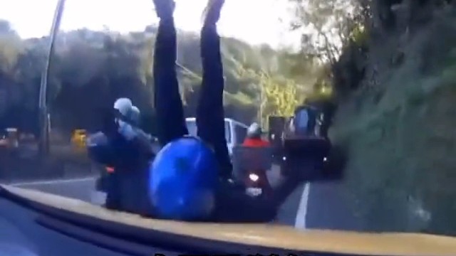 驾车分神意外生！刹不住车撞翻摩托