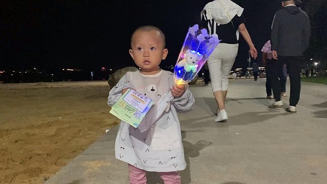 颖宝1岁4个月了，今天晚上带孩子出来，宝宝已经学会走路一个月