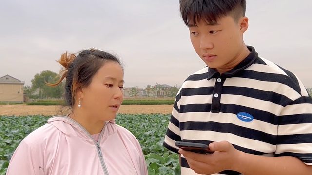 怀二胎亲戚生病不舒服，老妈心疼的湿润了眼眶，亲情朴实又无私