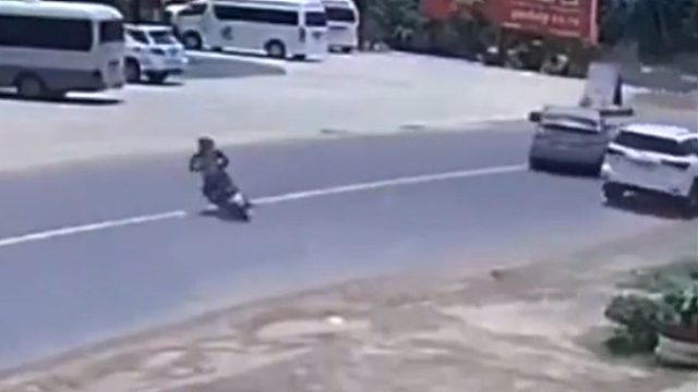 前路被拦，摩托车手惊艳操作化解。网友：估计是赛车手吧