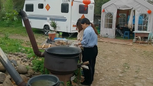 房车隔离第8天，菜吃完了，只剩一锅野菜