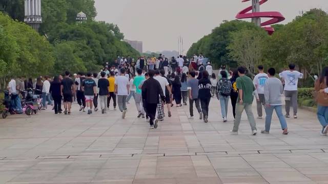 周日全校晚点评.