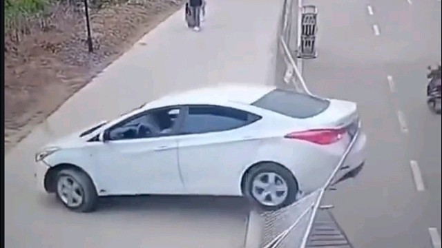 你搁这练弹射后退呢