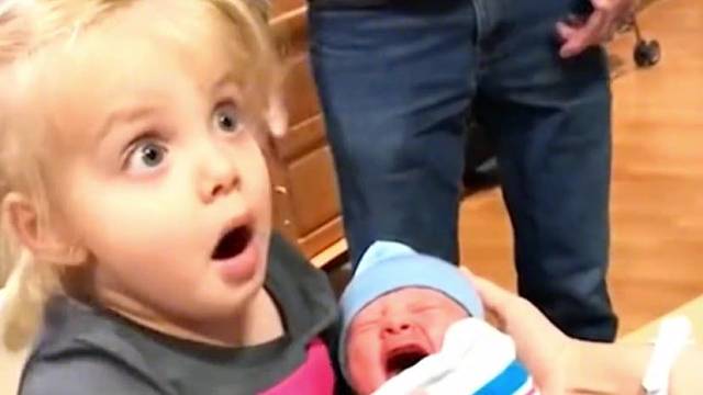 可能她以为是玩具娃娃吧