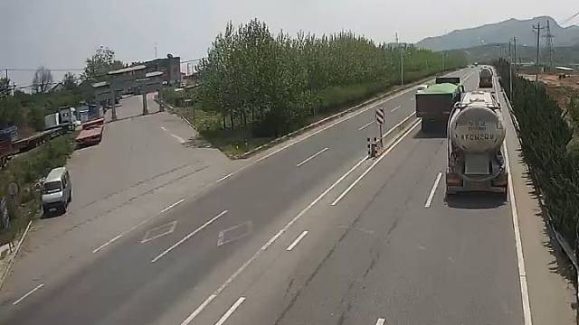 行车经过路口前务必减速、慢行、多观察！