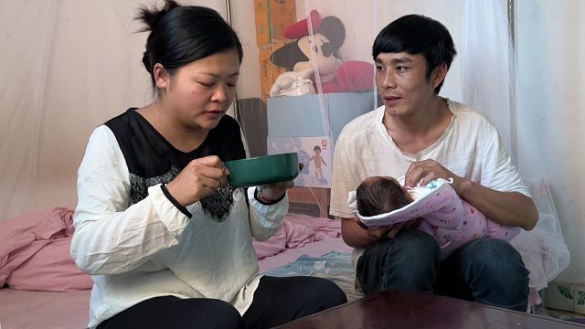 农村老公搬玉米回家吃，用玉米水骗媳妇是糖水，看看老婆怎么说