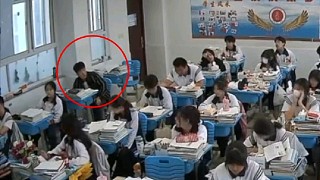 老师通过摄像头点名，男生一脸茫然站起来，下一秒被全班送上生日祝福。