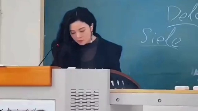 妩媚一笑，魅力十足