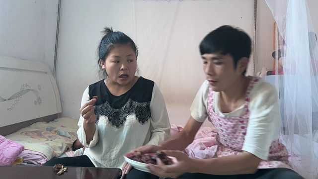 婆婆不在家，儿子偷偷给媳妇做了啥好吃的？听到婆婆回来端走了