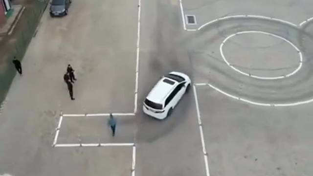 没有十年开车技术，这考试怕是过不了……