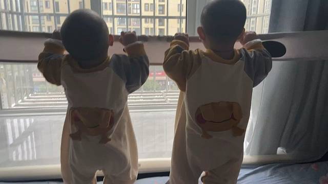 你俩在看美女吗