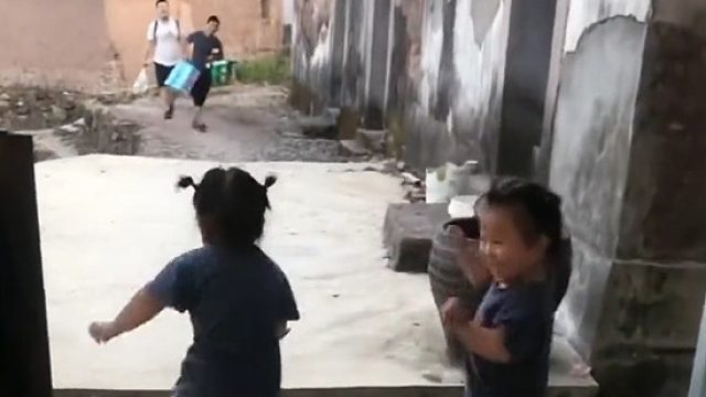 爸爸回来了，双胞胎姐妹激动地手舞足蹈