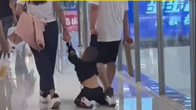 不愧是90后父母带孩子有的是耐心~