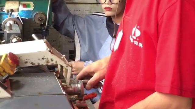 百世匠人工艺品作坊。
专利号：ZL202030034197.7。
纯铜子D壳打火机，精工细作