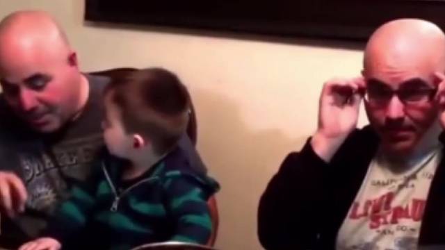 娃儿：眼镜是我爹