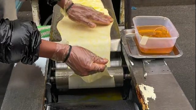 路边摊筋饼，有吃过的吗？