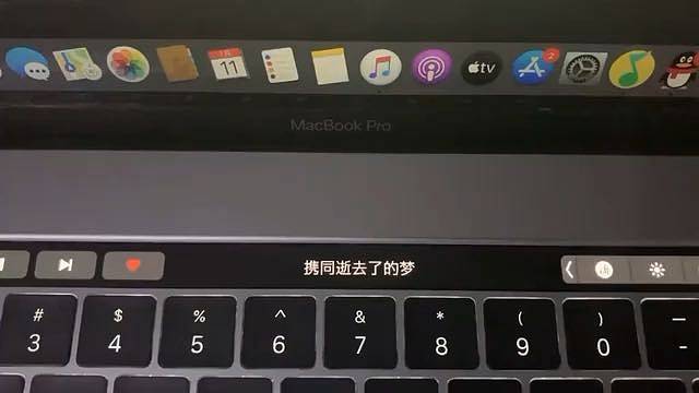 “那个一见你就笑的人姓什么”