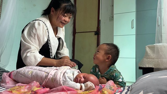 2岁宝宝看见妹妹把头发理了，主动提出了啥要求？爸爸会满足他吗