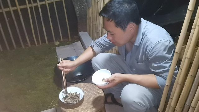 农村小伙隐居山林，住茅草屋吃野味，生活逍遥自在似神仙