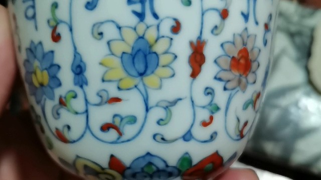 斗彩缠枝莲纹杯