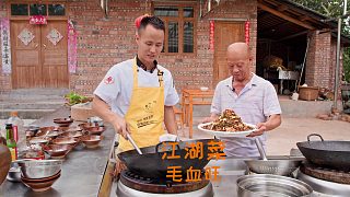 用江湖菜做法给四伯爷做一道“毛血旺”，重油重麻辣，配料很丰富