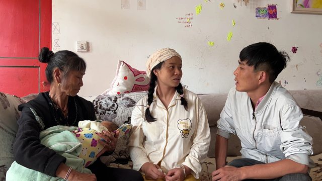 女儿喜添贵子，爸妈不胜欢喜，看农村爸妈给坐月子的女儿带了啥？