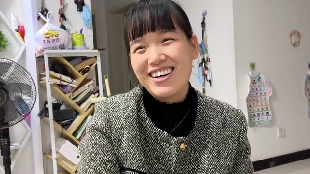 三岁闺女有多疼弟弟，媳妇下班晚归，到家就被闺女训，这小家长真厉害