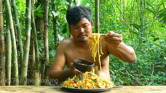 在山里炒一锅海鲜面，一人一碗味真鲜