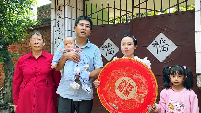 村民建大别墅，今天封顶大吉，全家人去祝贺