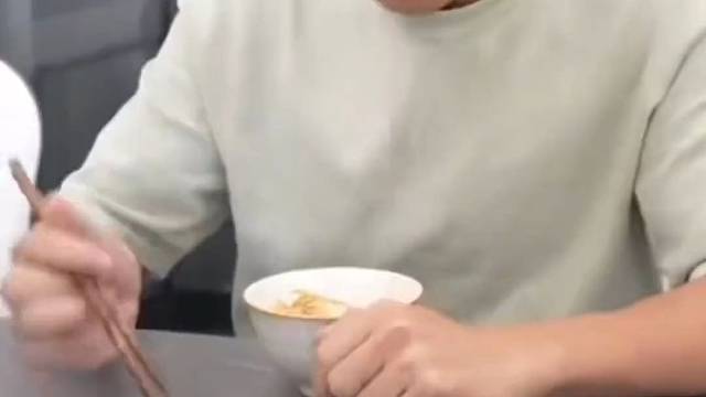 不吃就被动筷子～