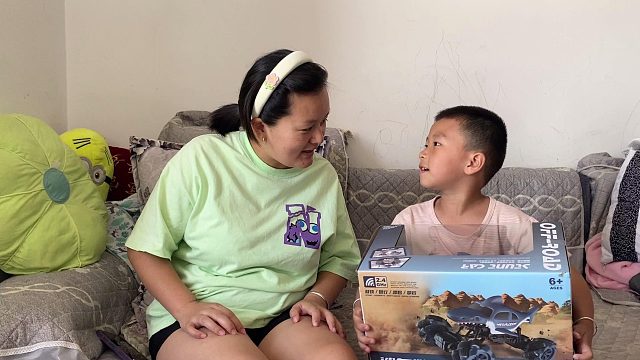 默默6岁了，嬢嬢送给他的生日礼物，孩子很喜欢