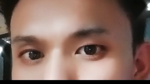 .那些漂泊的记忆，带着远逝的昨天，追风流浪，依旧颠沛流离，窗外的风，在安静中推开我的心门，看过往流光