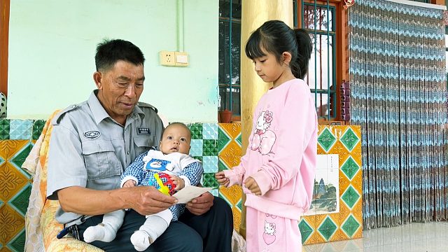 爷爷在城里当保安，今天休息回来了，爷孙感情真好