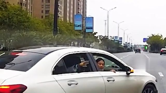 白色轿车街头拦下警车求助