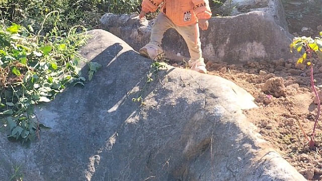 农村虽然没有什么滑滑梯，但是有石头坂