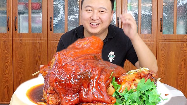 130买2肘子，做个红扒肘子，表皮软糯Q弹，肉质紧实，抱着啃到爽