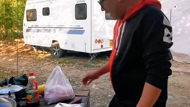 3千公里快递的家乡味道终于收到了。房车荒野求生，大铁锅准备