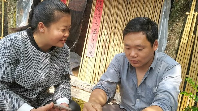 媒人给小伙介绍老婆，因姑娘长得太漂亮，小伙都不自信了