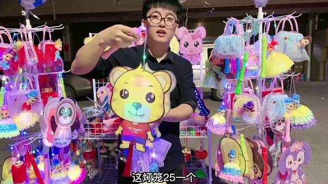 年关摆地摊卖发光玩具，一天顶你上班一个月的收入。