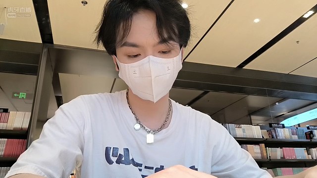 眼睛眨得这么快是因为隐形戴一天眼睛痛，不是要睡着了！