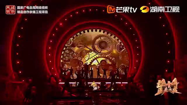 《这十年·追光之夜》｜讴歌拼搏精神！《幸福是奋斗出来的》展现奋斗力量