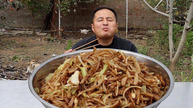 一块牛肚，一块五花肉，做个“高配版焖饼”，柴火味道焖的就是好