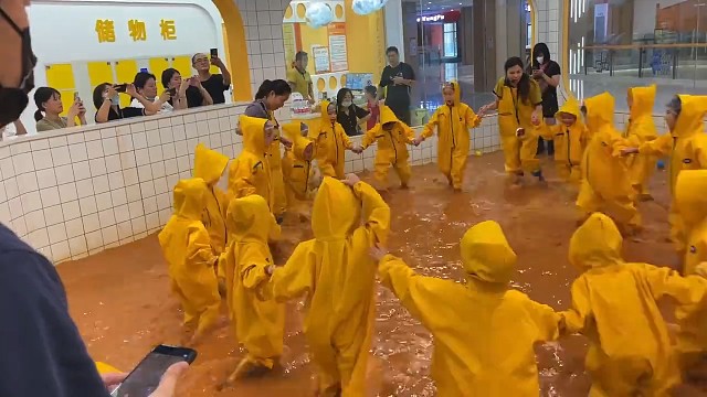 带我儿子玩泥巴