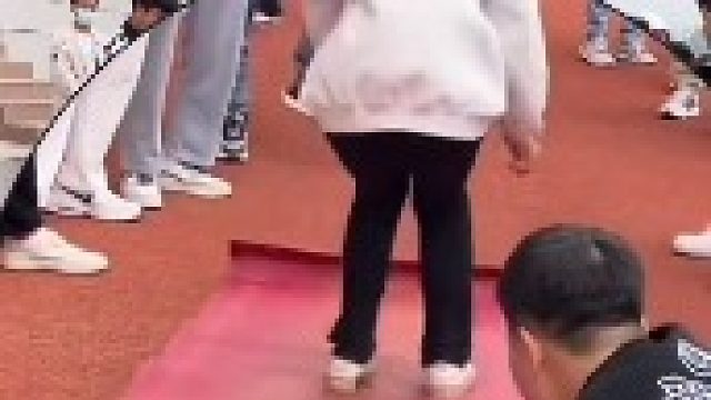 男女生两位班长体侧跳远，差别待遇不是一点两点