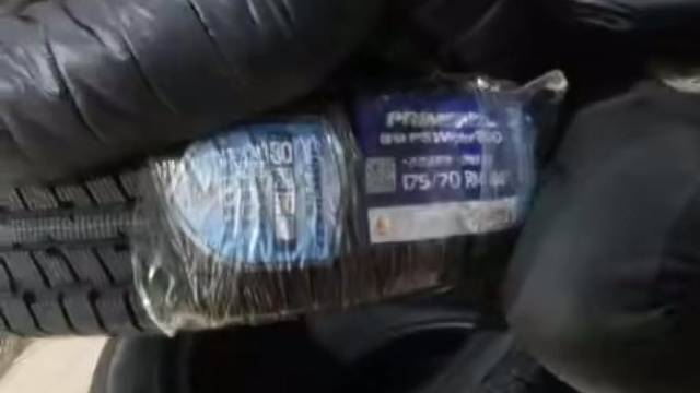 丰田威驰安装佳安雪地轮胎一套和更换绅途机油进行中感谢哥们信任与支持