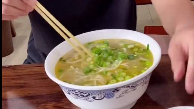 但凡我两饿，你都吃不饱！